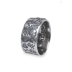 Anillo Plata de Palo de plata con grabados de calavera Referencia:SR019X este anillo es la combinación perfecta de estilo y rebeldía