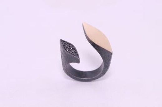 Anillo Madagascar de mujer distinguido con textura rugosa y circonitas negras