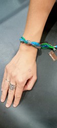 BRU1055-A Pulsera la bruixeta de mujer ajustable con seda natural y motivos en plata de ley