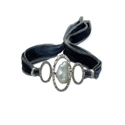 BRU2087PS Pulsera la bruixeta de seda, plata con textura y perla