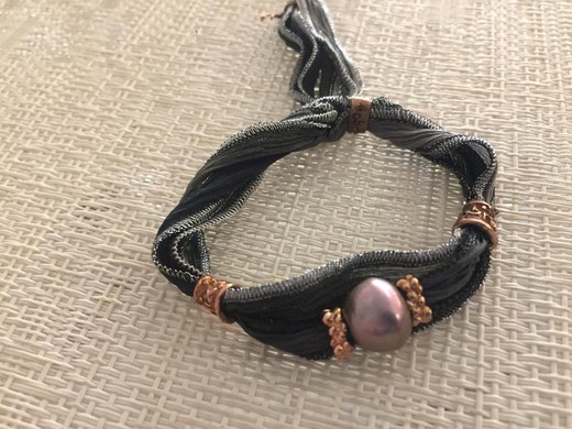 BRU-N Pulsera la bruixeta seda con perla