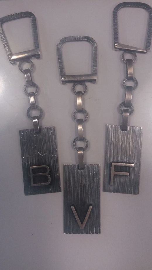 Plata con inicial