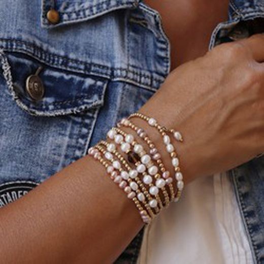 Pulseras románticas con perlas y color