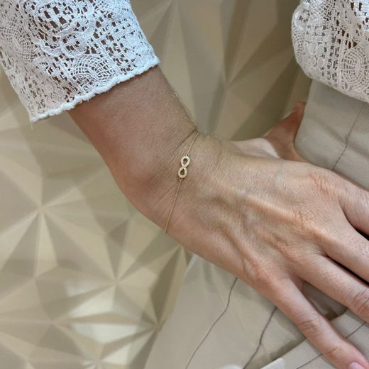 00-1038 Pulsera infinito elaborada en oro de 18 Kilates adornada con circonitas muy fina y discreta