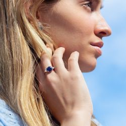 01-001038 Anillo mujer oro blanco 18k diamantes y zafiro