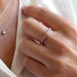 01-122424 Anillo mujer de oro blanco con diamantes talla brillante