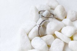 01-122424 Anillo mujer de oro blanco con diamantes talla brillante