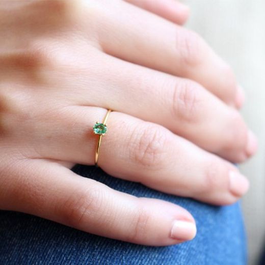 01-142639A Anillo de oro amarillo fino 18k con esmeralda