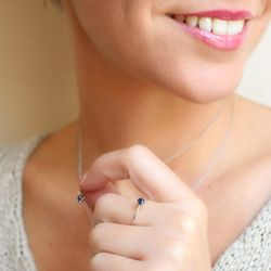 01-142639B Anillo mujer oro blanco zafiro montado con grapas