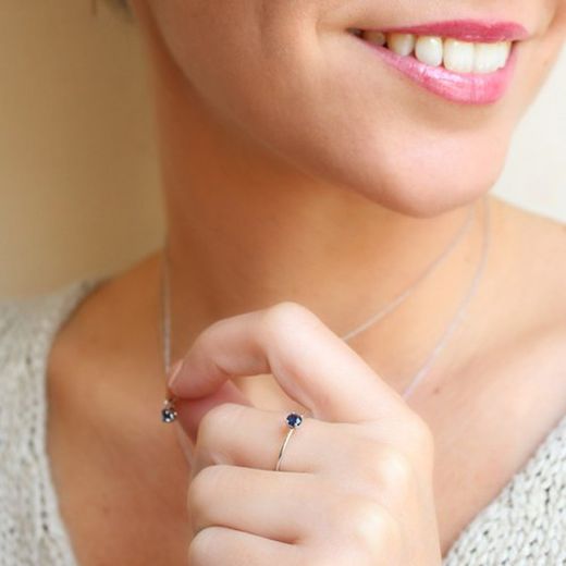 01-142639B Anillo mujer oro blanco zafiro montado con grapas