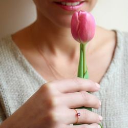 01-142639R Anillo fino de oro rosa 18k con rubí ovalado