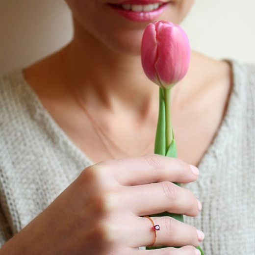 01-142639R Anillo fino de oro rosa 18k con rubí ovalado