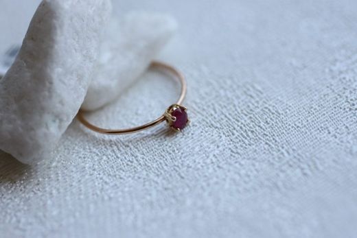 01-142639R Anillo fino de oro rosa 18k con rubí ovalado