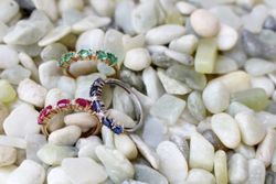 01-162747A Media alianza para mujer de oro con diamantes y esmeraldas