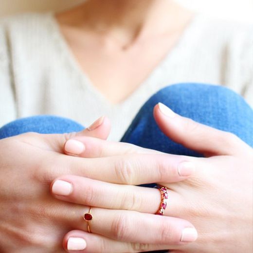 01-162747R Media alianza de oro rosa con rubíes y diamantes