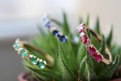 01-162747R Media alianza de oro rosa con rubíes y diamantes