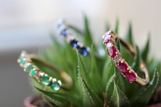 01-162747R Media alianza de oro rosa con rubíes y diamantes