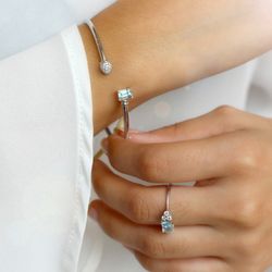 01-173928 Anillo mujer de oro blanco con aguamarina talla esmeralda y brillantes