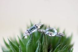 01-173928 Anillo mujer de oro blanco con aguamarina talla esmeralda y brillantes