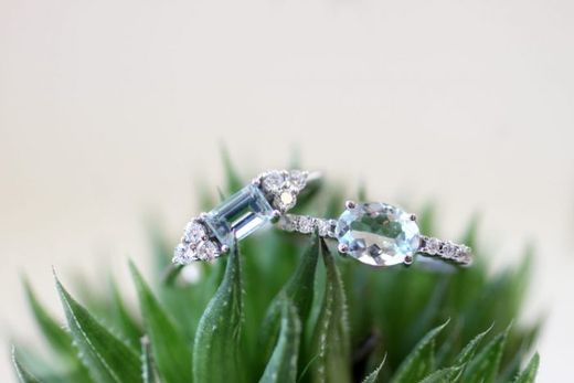 01-173928 Anillo mujer de oro blanco con aguamarina talla esmeralda y brillantes