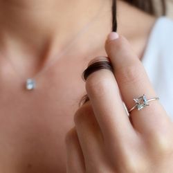 01-183960 Anillo mujer de oro blanco con aguamarina