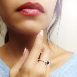 01-183978 Anillo mujer de oro blanco con rosetón de diamantes y zafiro