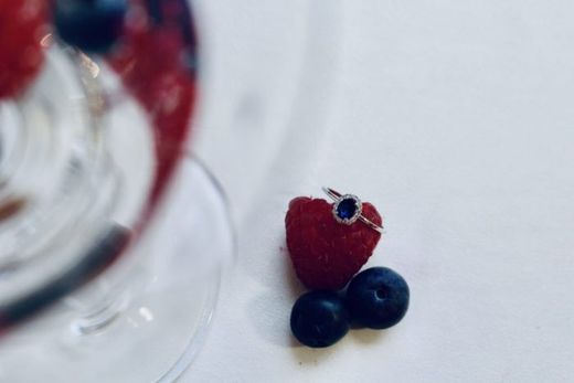 01-183978 Anillo mujer de oro blanco con rosetón de diamantes y zafiro