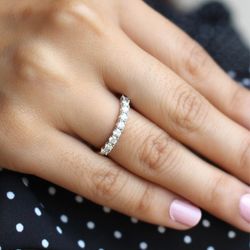 01-183992 Media alianza mujer de diamantes en oro blanco de primera ley