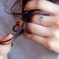 01-194331R Anillo oro rosa 18k con rosetón de diamantes y rubí