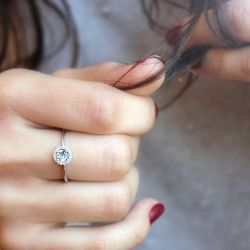 01-194331R Anillo oro rosa 18k con rosetón de diamantes y rubí