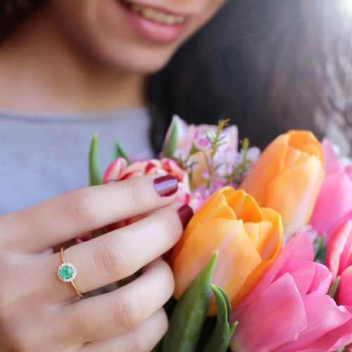 01-194331R Anillo oro rosa 18k con rosetón de diamantes y rubí
