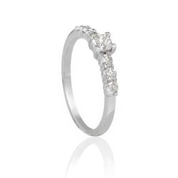 01-194406 Anillo de mujer elegante en oro blanco con diamantes y talla princesa