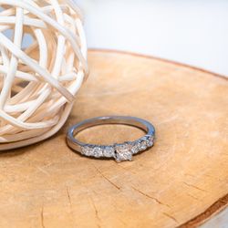 01-194406 Anillo de mujer elegante en oro blanco con diamantes y talla princesa