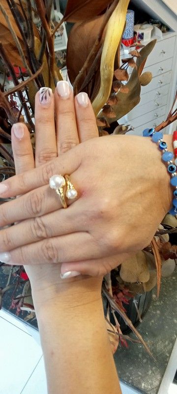01 Anillo de mujer cruzado con dos perlas cultivadas de plata chapada en oro de 18K