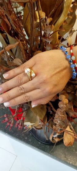 01 Anillo de mujer cruzado con dos perlas cultivadas de plata chapada en oro de 18K
