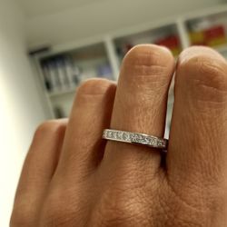 01-960663B Alianza mujer de brillantes talla princesa en oro blanco de 18K