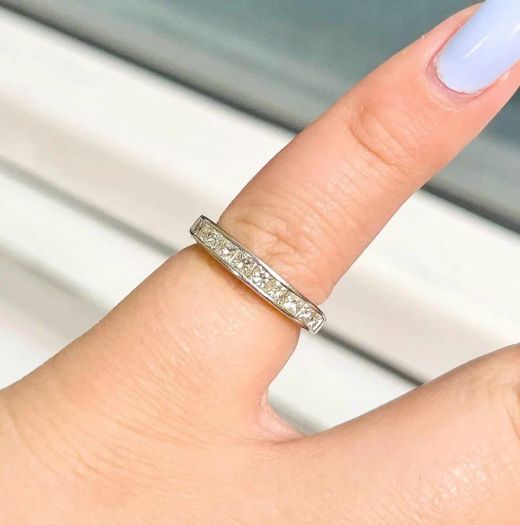 01-960663B Alianza mujer de brillantes talla princesa en oro blanco de 18K