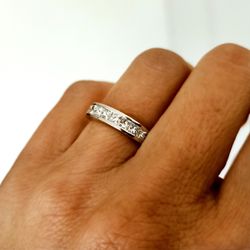 01-960663B Alianza mujer de brillantes talla princesa en oro blanco de 18K