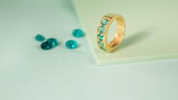 02-001061E Anillo de oro 18 k con esmeraldas naturales