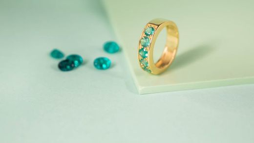 02-001061E Anillo de oro 18 k con esmeraldas naturales