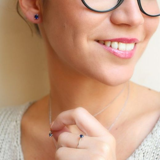 02-173853B Pendientes oro blanco con zafiro oval tipo botón