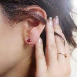 02-183966R Pendientes de oro rosa con rubí