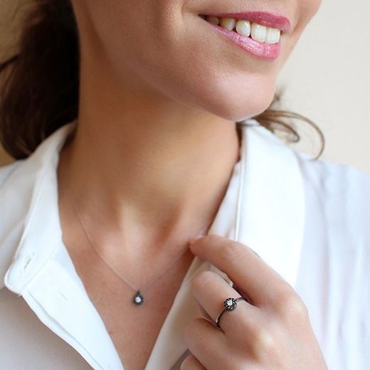 03-163745 Colgante de mujer en oro negro con diamantes negros