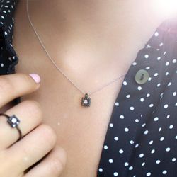 03-163746 Colgante mujer moderno de oro negro con brillantes negros