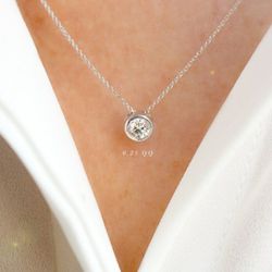 03-173893 Colgante mujer elegante y discreto de oro blanco montado con brillante