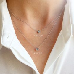 03-173893 Colgante mujer elegante y discreto de oro blanco montado con brillante