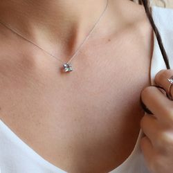 03-183958 Colgante mujer fino y discreto de oro blanco con aguamarina talla carré