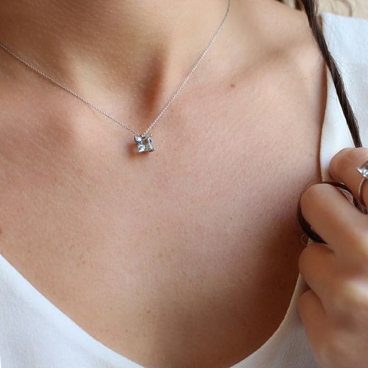 03-183958 Colgante mujer fino y discreto de oro blanco con aguamarina talla carré