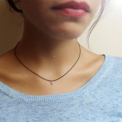 03-185993 Colgante inicial pequeña de mujer fina y discreta de oro blanco con diamantes talla brillante