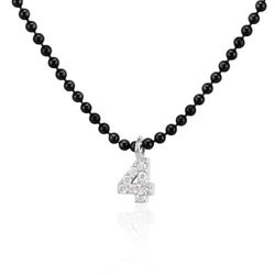 03-185993 Colgante inicial pequeña de mujer fina y discreta de oro blanco con diamantes talla brillante